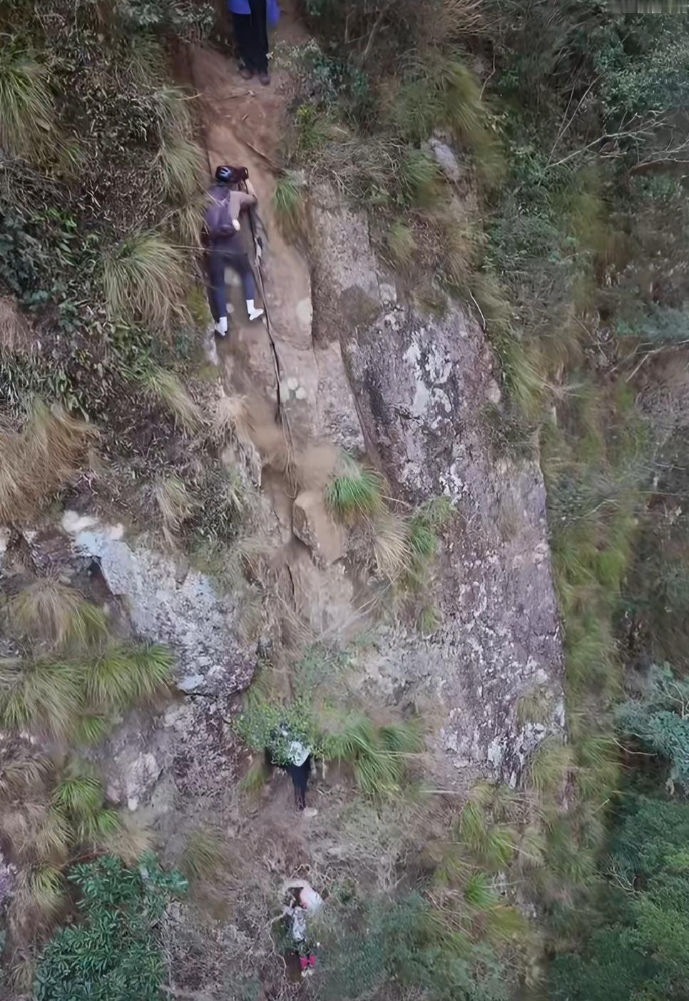 危险登山路径事故频发，又有人坠崖了！一名女子爬山时体力不支，不慎坠落。救援队找到