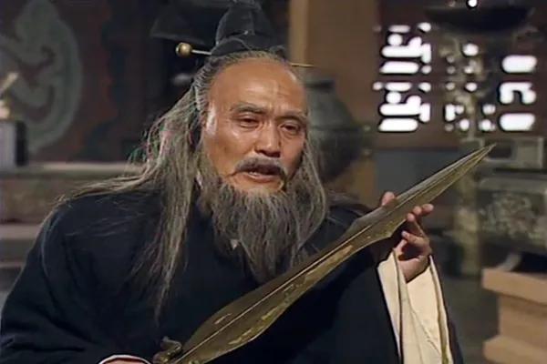 公元前522年的一个夜晚，楚国边境昭关。一个三十多岁的男人，头发一夜白透。守关的