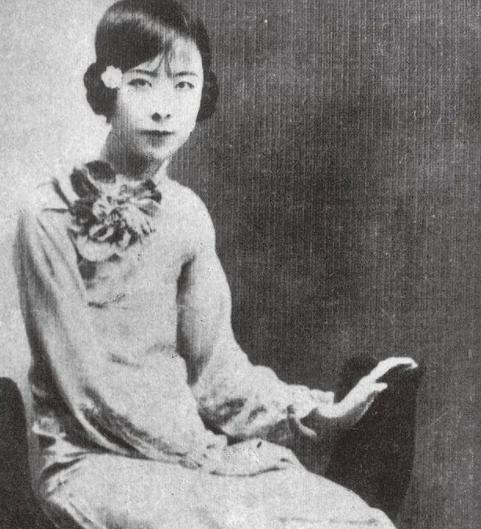1990年，病重的于凤至浑身插满了管子，她的女儿张闾瑛抱着她哽咽道：“能不能再等