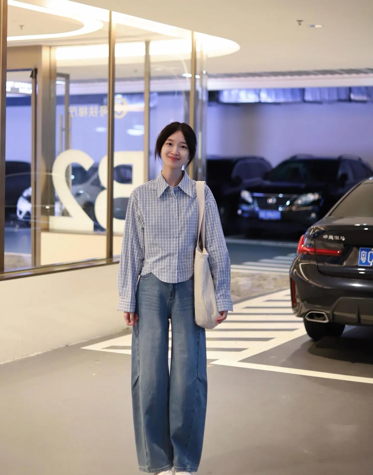 衬衫配牛仔裤，永远的神！🧩蓝白格短款衬衫+垂感阔腿牛仔裤，松弛感拉满还巨