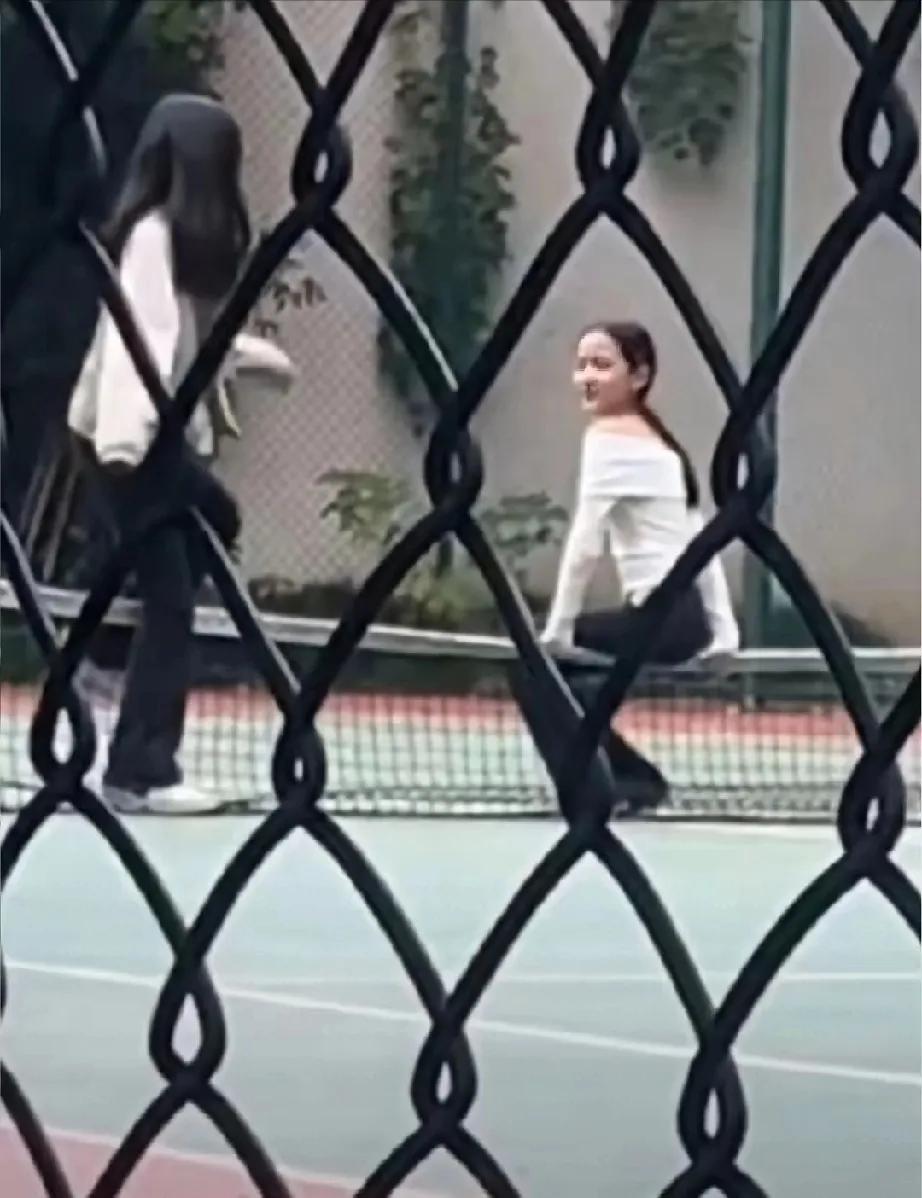 黄磊家二女儿都长成小女神啦!曾经那个在爸爸怀里的小不点儿,如今已出落得亭亭玉立。