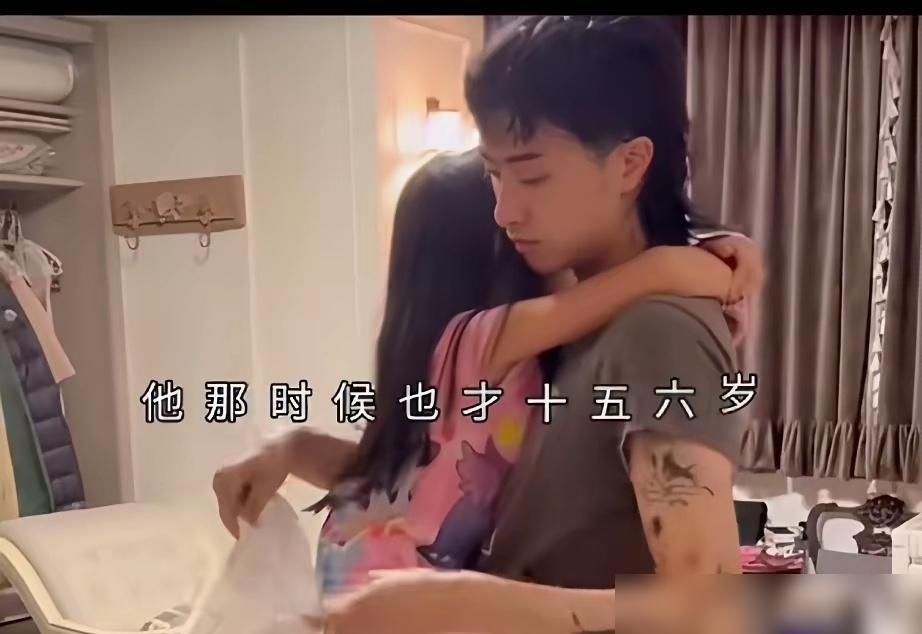 恩利把15岁带妹妹的“带娃笔记”升级成了跨国网课。纽约毕业后，他先给米粒开视