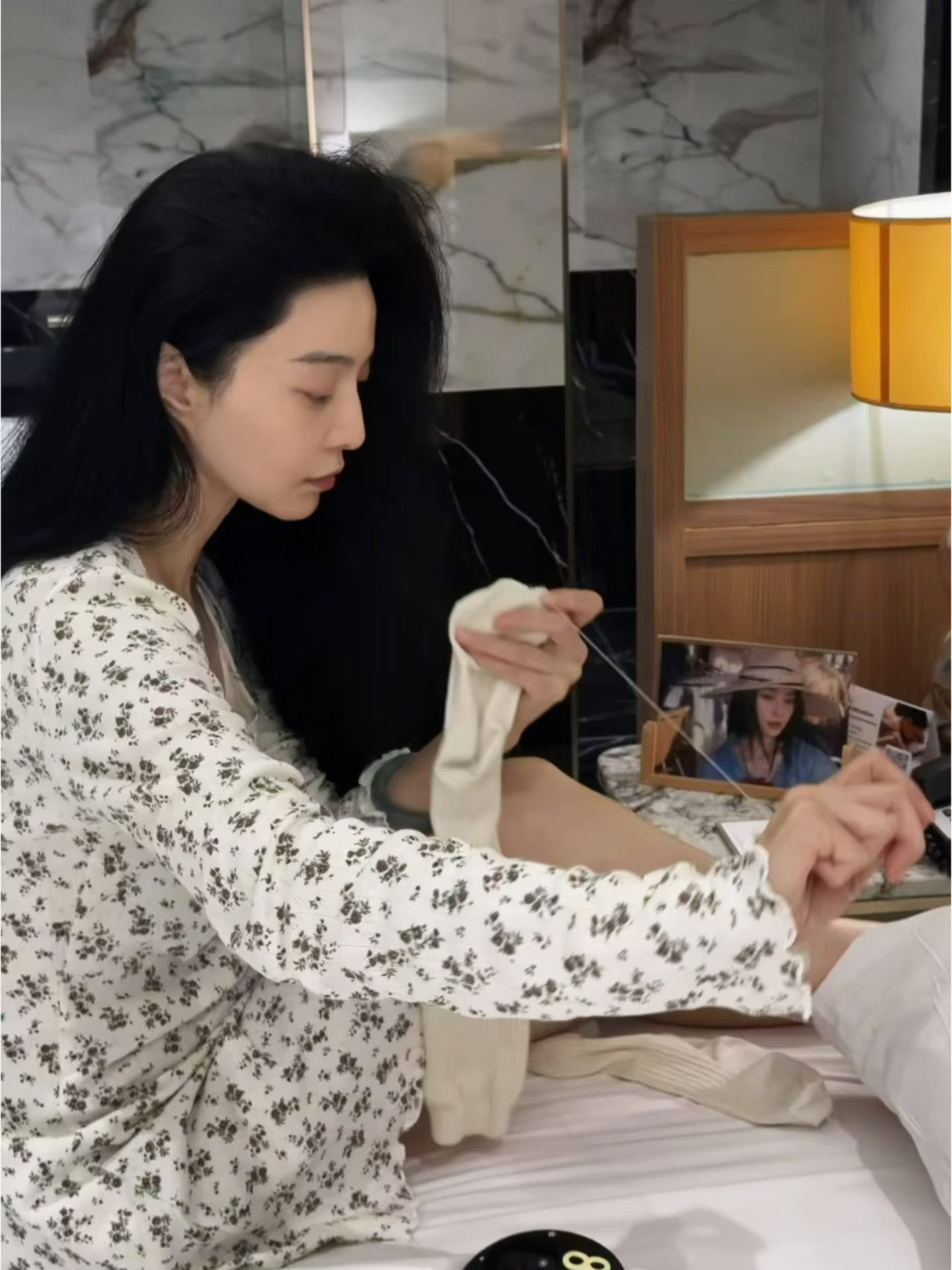 我想象中剪脚趾甲织袜子的样子就范冰冰这样