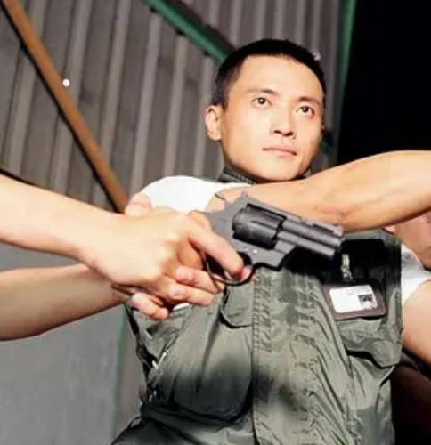 面相都变了！59岁香港男星魏骏杰在杭州湘湖边喝咖啡被偶遇，他穿着一件黑色老头背心
