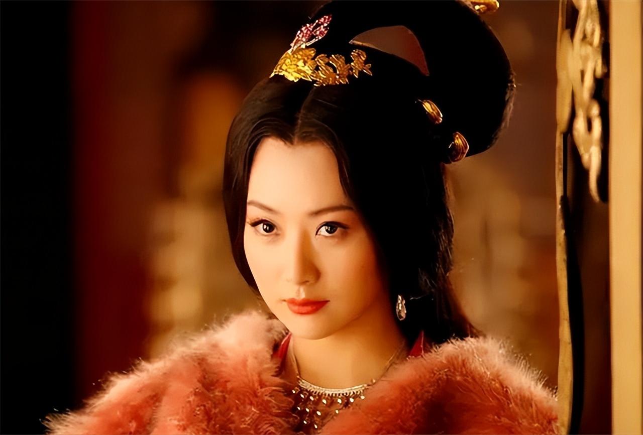 一天，东魏大将军高澄喝多了，借着醉意一把搂住弟媳李祖娥，讪笑道：“弟妹真是国色天