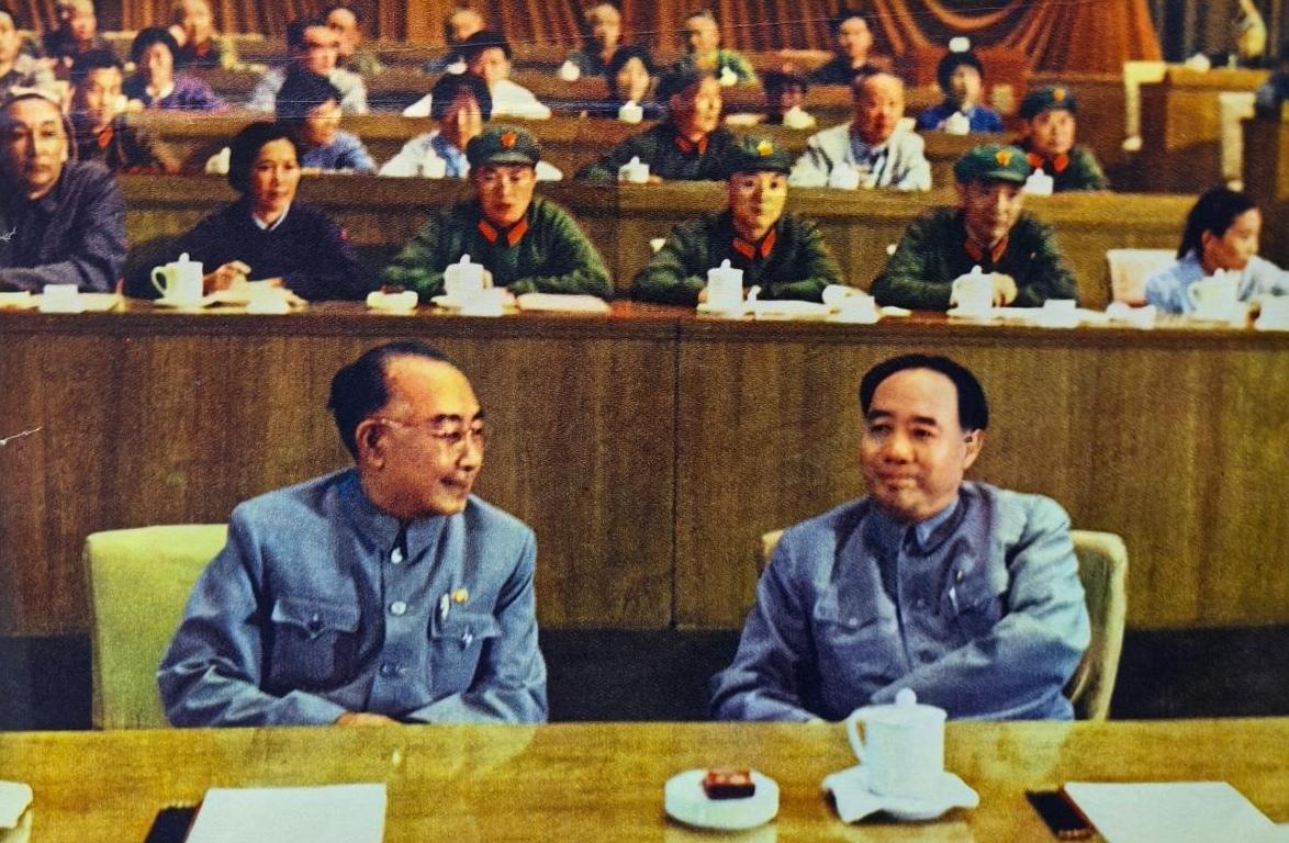 老人家晚年非常器重的两位老实人，一起坐在十大主席台上。