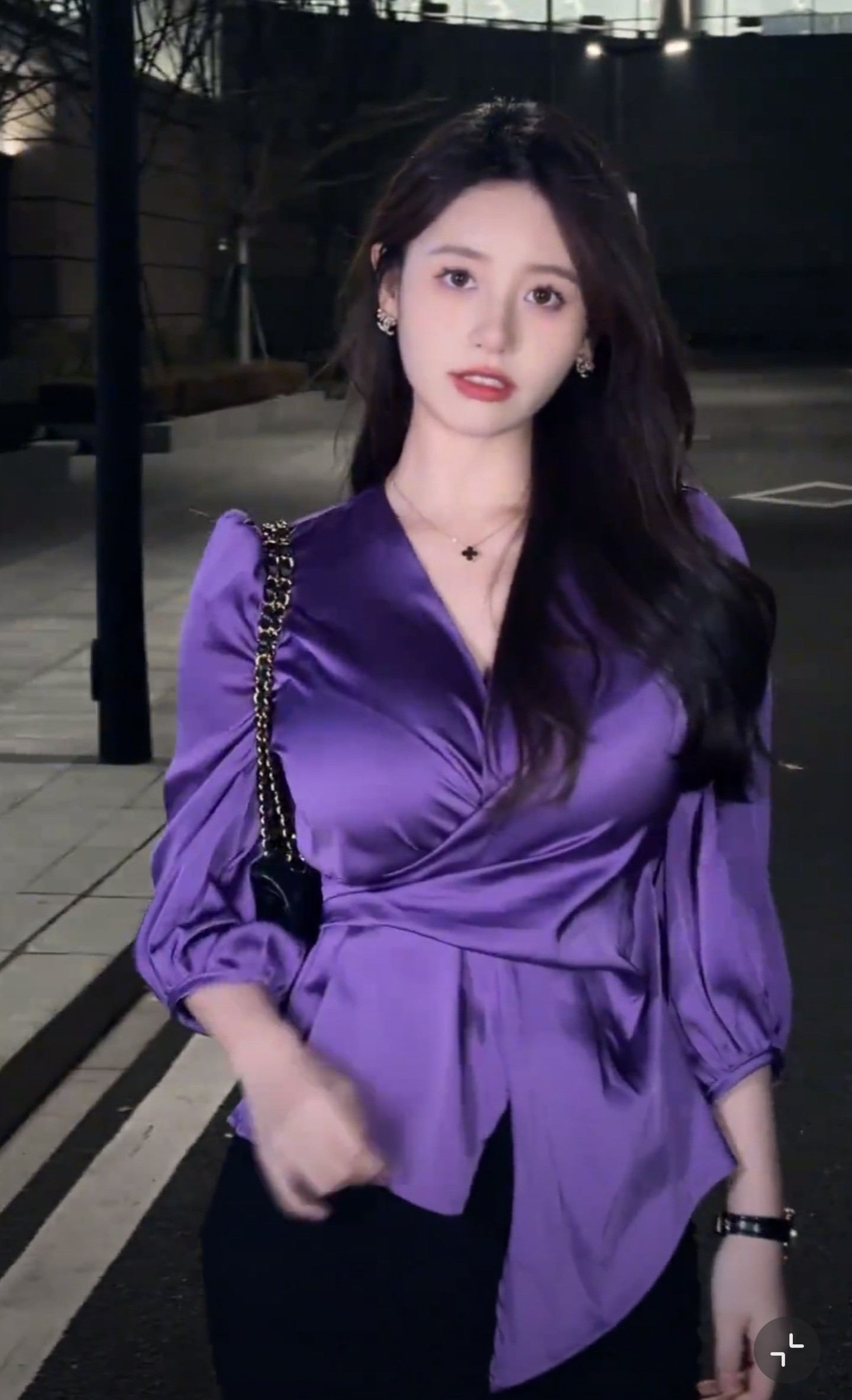 难受啊，靠“蓝衣战袍”火遍全网的一栗小莎子，居然确诊癌症要化疗了，情况看着一点都