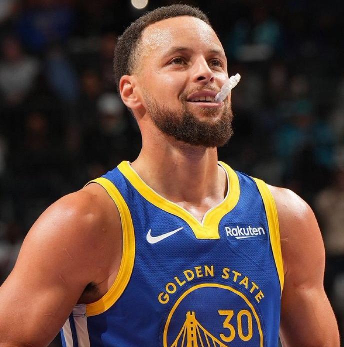 铁打的超巨！库里复出的第一战：——替补出战26分钟——21投11中，三分球