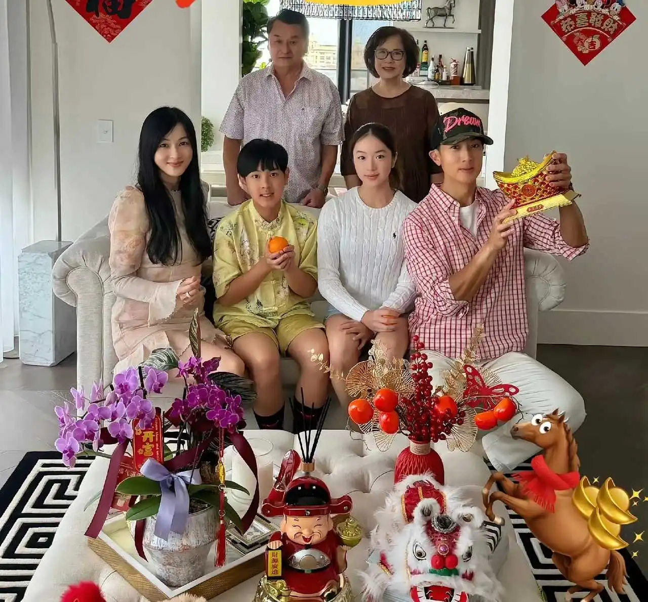 歌手吴尊家的年夜饭，瞅瞅文莱华人家庭过年吃的是些啥