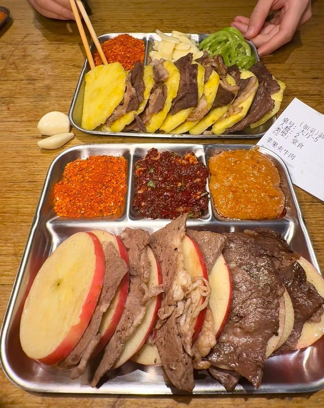 你印象中的北京名菜有哪些身为首都汇聚各地饮食，本土风味风格简约朴实，老牌美食坚