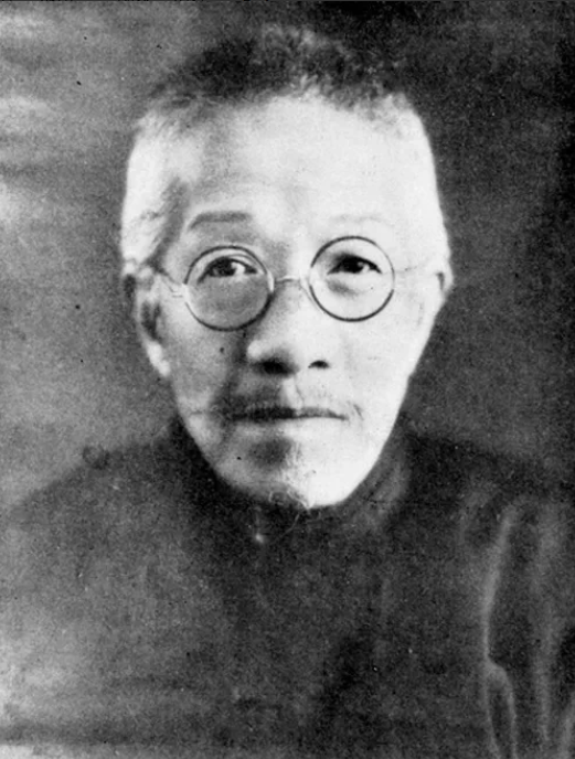 1903年，章太炎在《苏报》上对慈禧破口大骂。慈禧勃然大怒，要把他处死。然而，章
