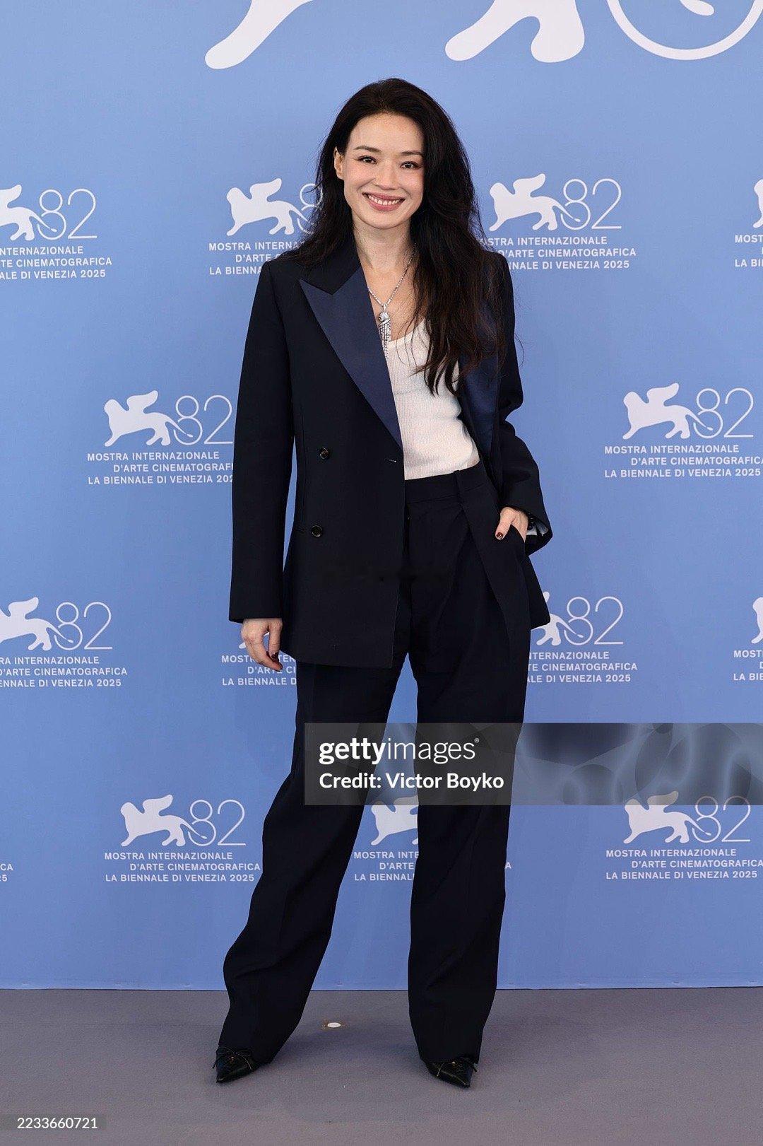 舒淇威尼斯电影节生图来啦！港风大美女，如今也是舒淇导演啦！舒淇威尼斯电影节生图