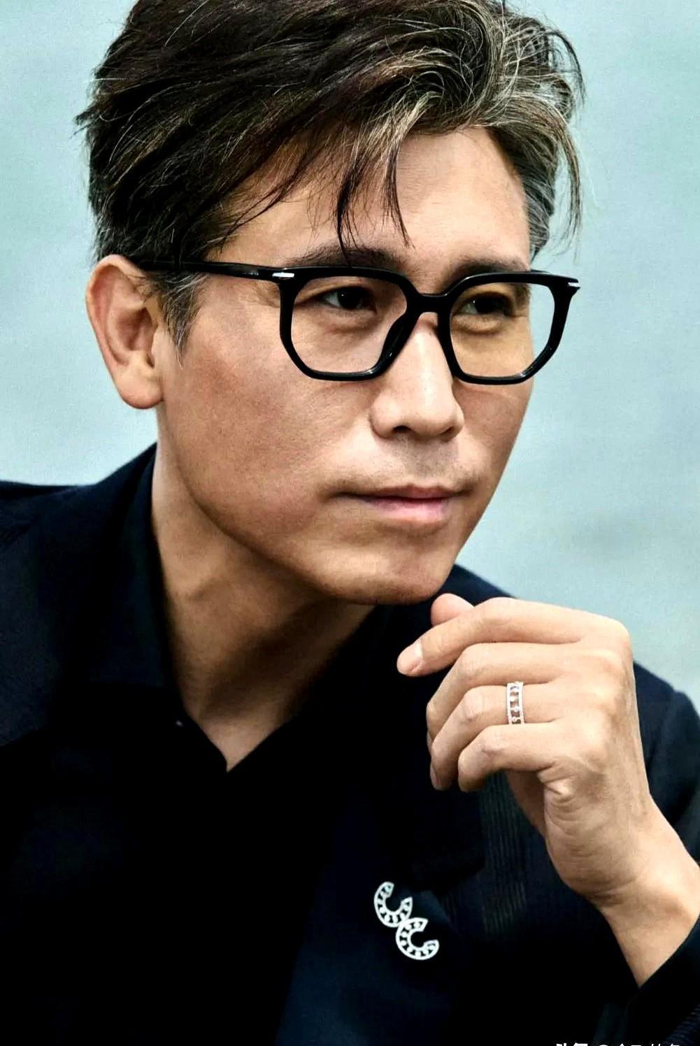 深夜翻到李乃文朋友圈的旧动态，突然破防了！原来他和唐旭、媛媛当年在胡同排《茶
