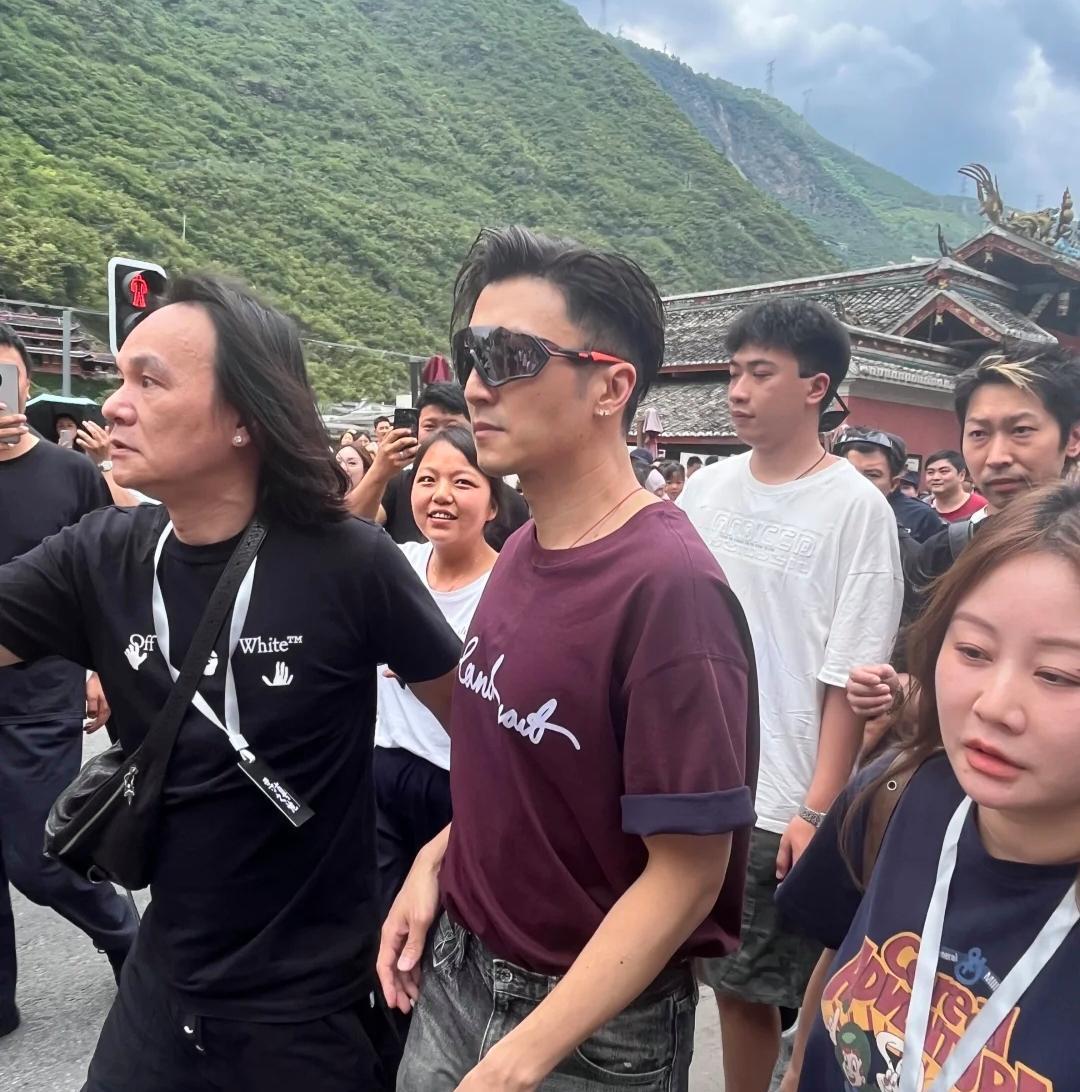 45岁谢霆锋在四川游玩，他真的很帅，打扮时尚有型，状态太好了，难怪王菲会和他复合