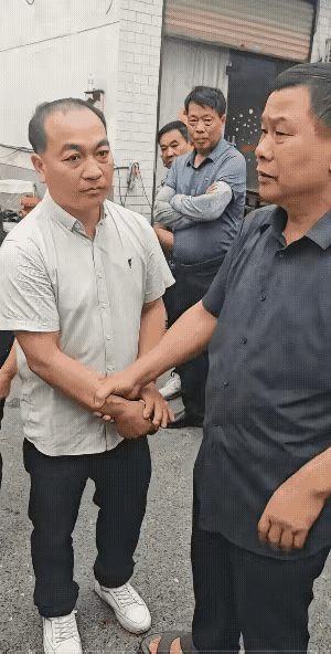 真是丢人！人家结婚办席，竟混进去蹭吃蹭喝，还连吃两天。​​婚礼前一天主家搭棚，