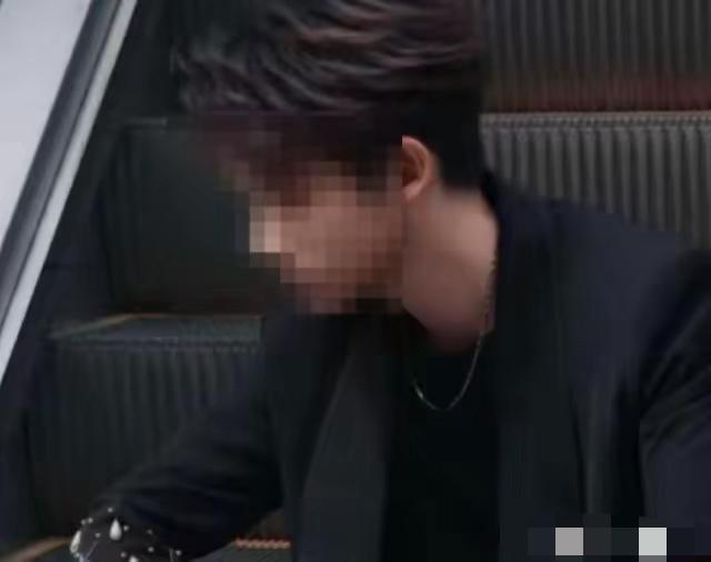 安徽，一已婚女子在家闲的没事，半年给24岁男主播刷了391万9千多礼物，还私包转
