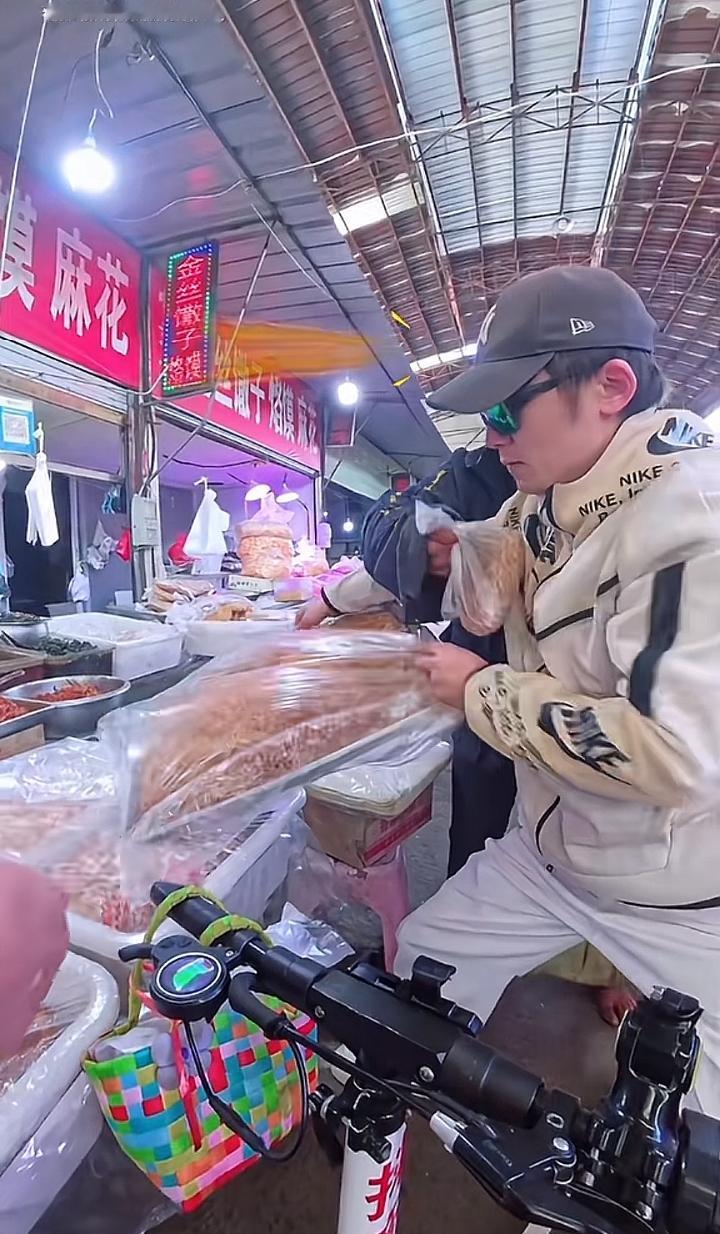 帽子哥给乞讨大爷买了吃的，买了鞋，这才是精准扶贫！我们不要口号，我们来点实在的！