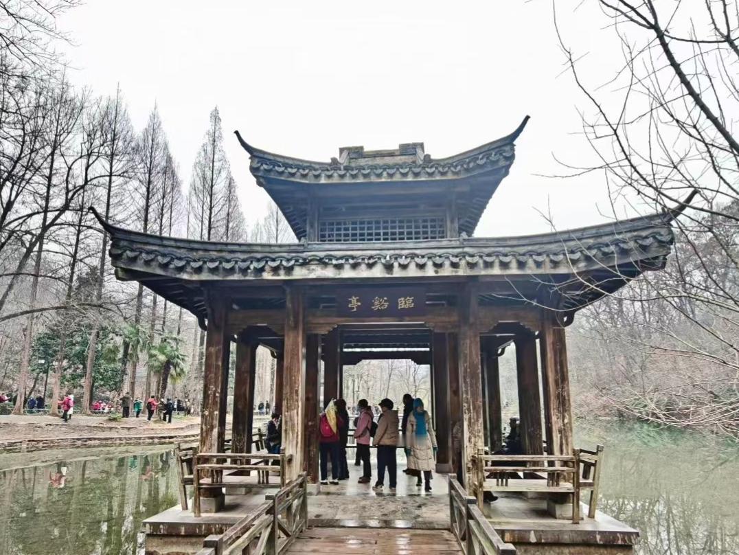 人这一辈子，走着走着就会明白一个理儿：能靠一辈子的，从来都不是别人。小时候