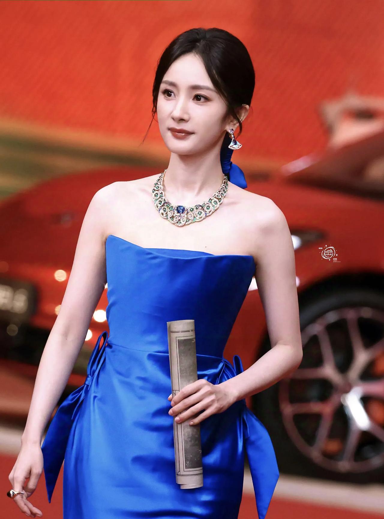 我代表全天下女人宣布大幂幂这件孔雀蓝高定礼服美炸了