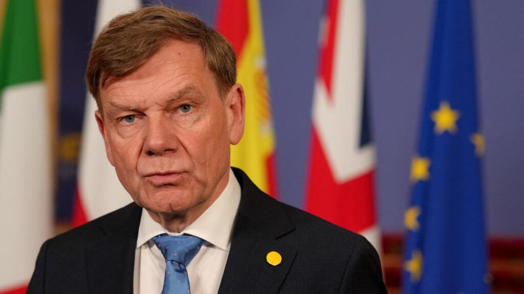 11月3号晚上，王外长突然和德国外长瓦德福尔通了电话。在他的访华行程被迫取消之后