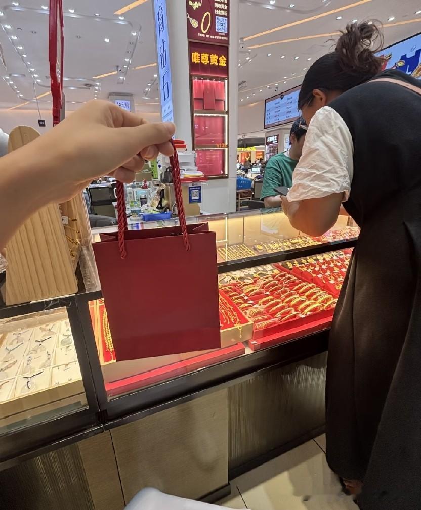 黄金疯狂下跌。黄金断崖式下跌，大跳水了。一夜之间，黄金白银的价格断崖般的滑落