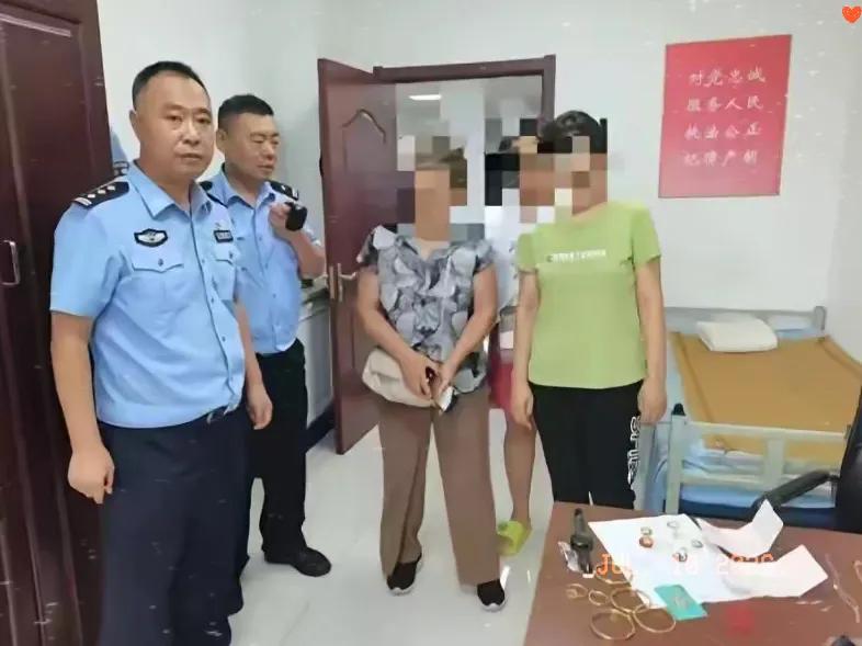 沈阳70岁的张老太，下楼扔垃圾时，在路边发现了一袋发霉生虫的长粒香，袋口都没扎严
