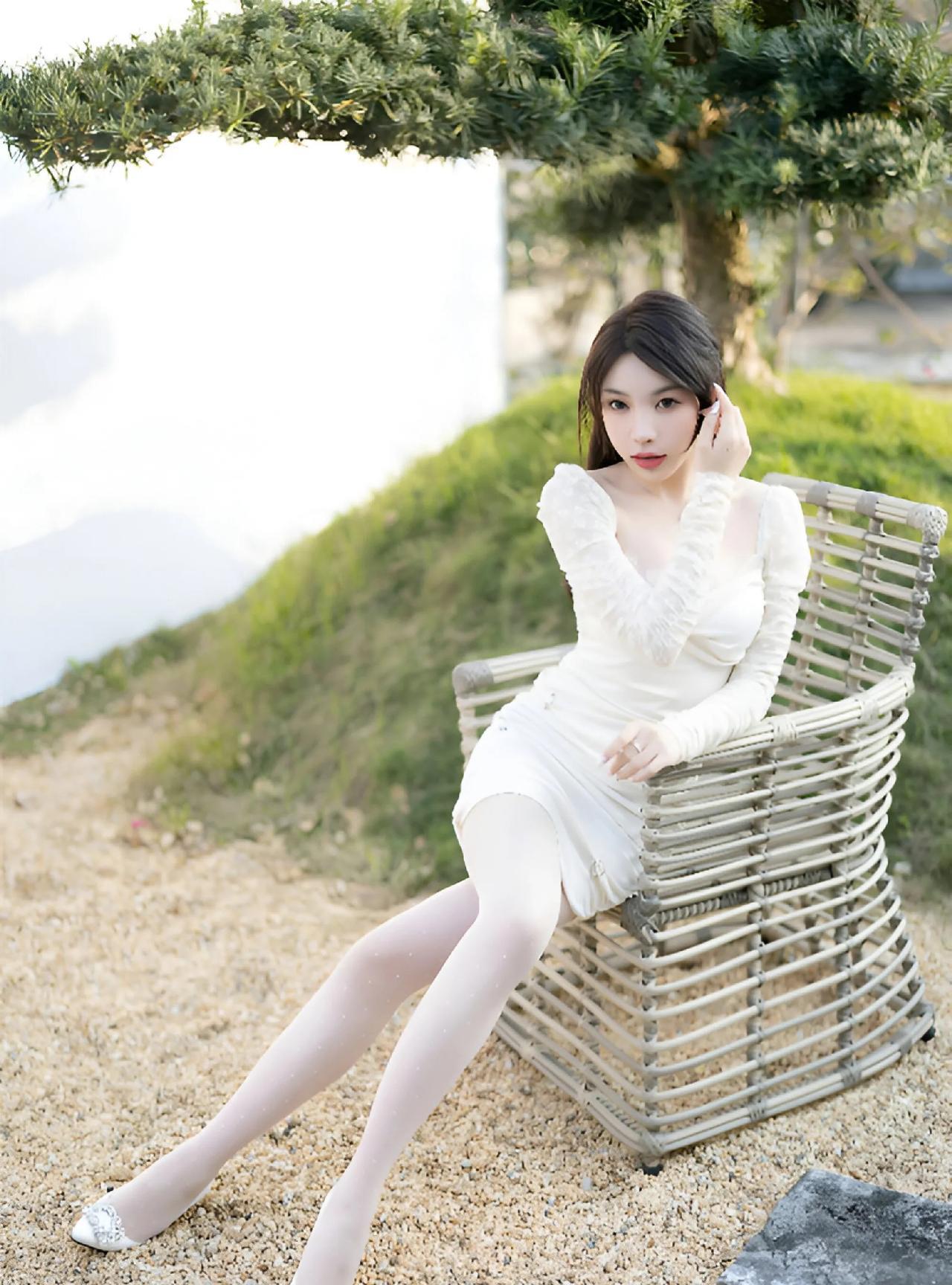徐莉芝户外写真释出，白裙白丝尽显灵动韵味