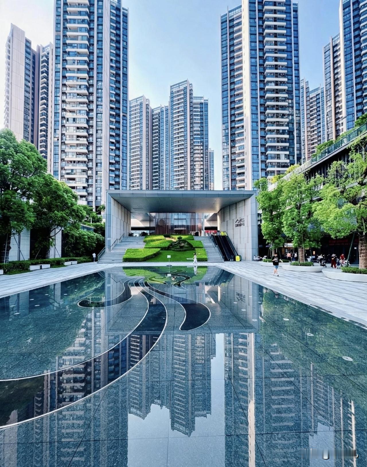 如今楼市已经走出普涨时代，呈现非常割裂的局面：大城市房价上涨越来越吃力，而小城市