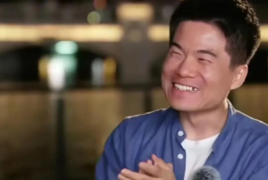 董宇辉的终极智慧：从‘助农’到‘助己’，一句实话让质疑者哑口无言！