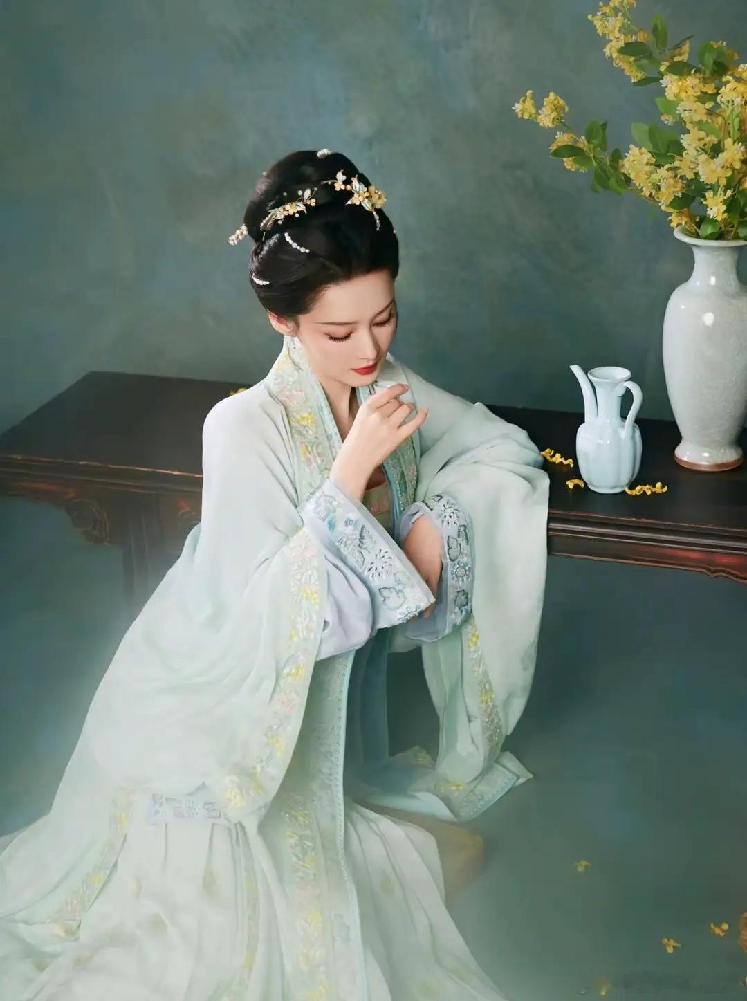 有人说李沁的古装照比王楚然生动多了