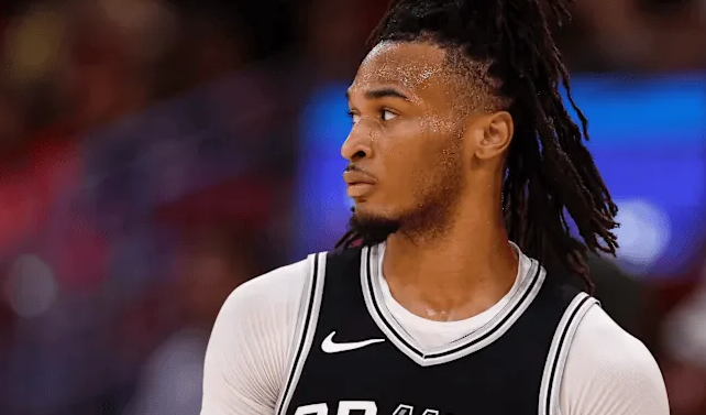 NBA常规赛，马刺123-110战胜国王。第三节比赛，后卫斯蒂芬-卡斯尔因髋部