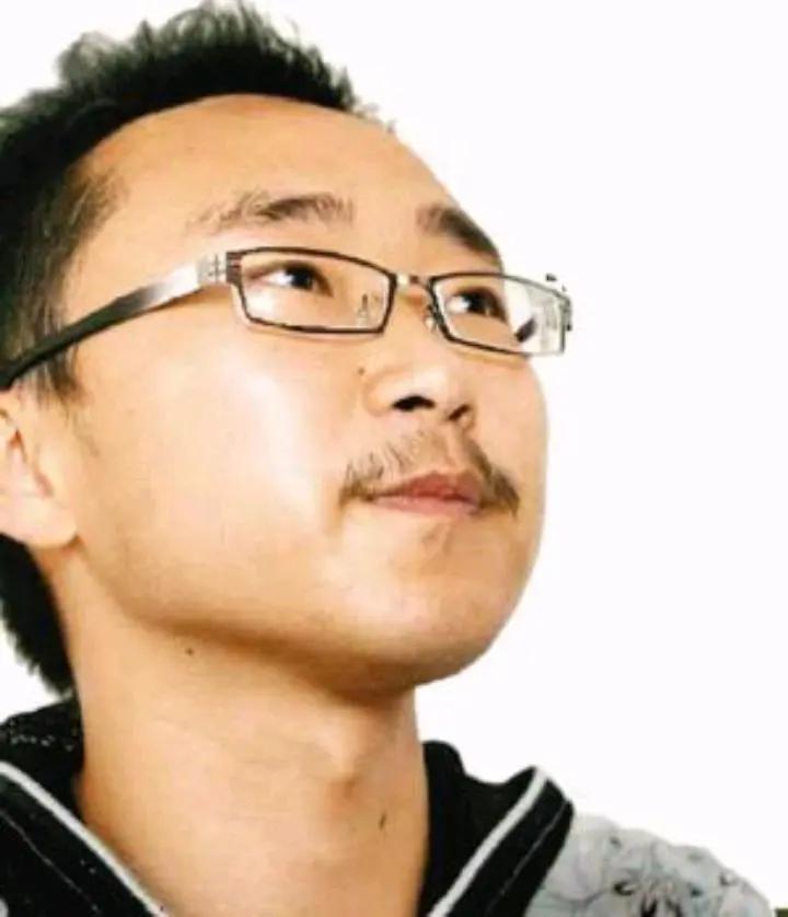 黄蛉，这哥们当年高考作文只得了6分，原因他是写了满篇的甲骨文，金文和小篆。一下子