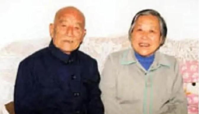 1971年，48岁的农民娶了一个小他10岁且坐过牢的女大学生。新婚夜，农民要圆房