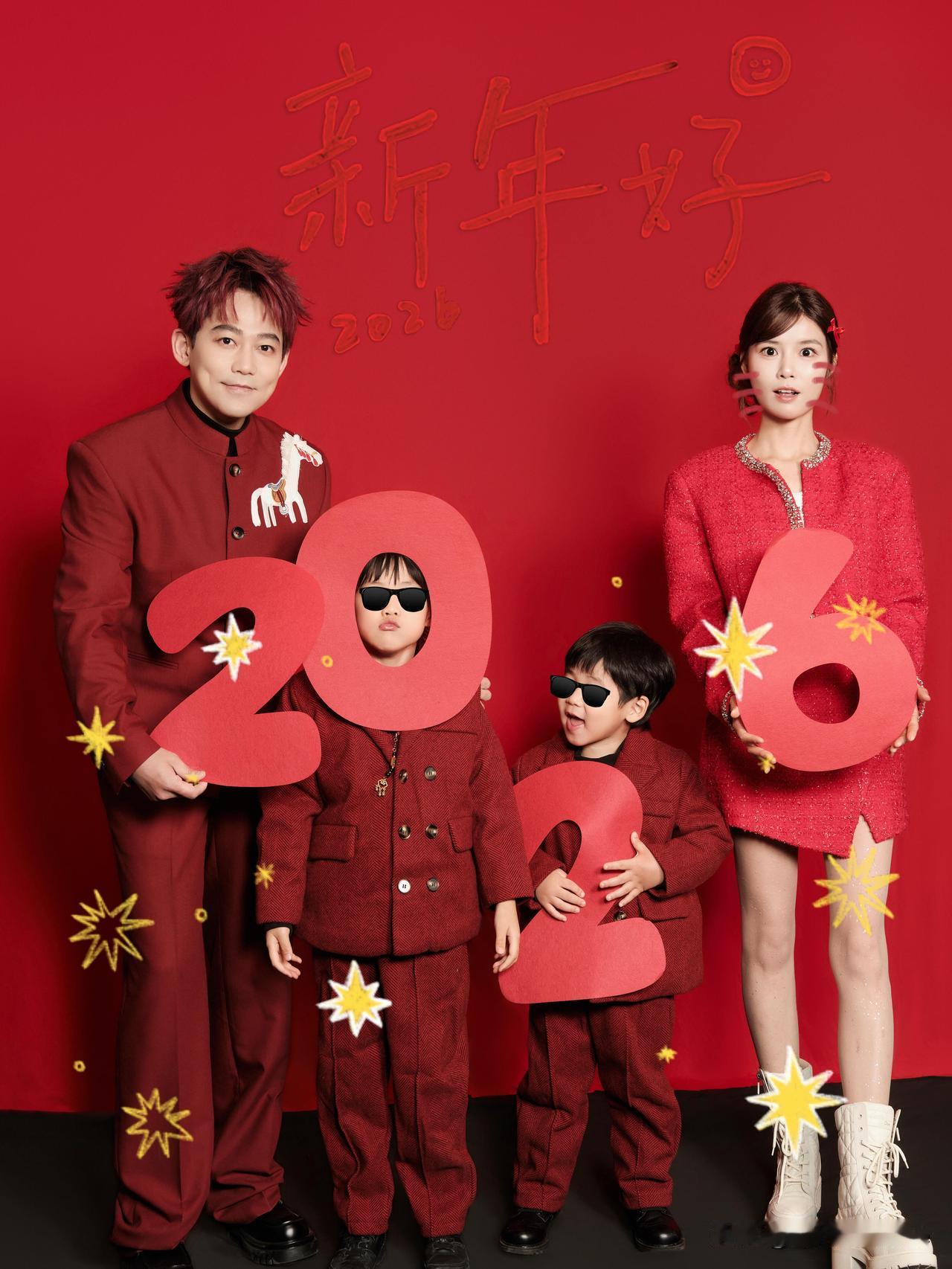 2月16日，苏醒妻子廖语辰更新新年plog，一家人都是红色穿搭，看着好喜庆呀。