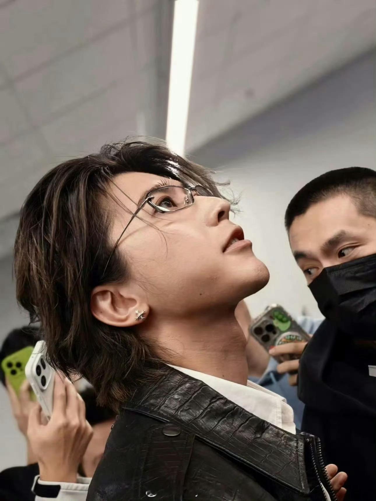 蔡徐坤扫楼生图一览，bro和焉栩嘉越来越像了🤗