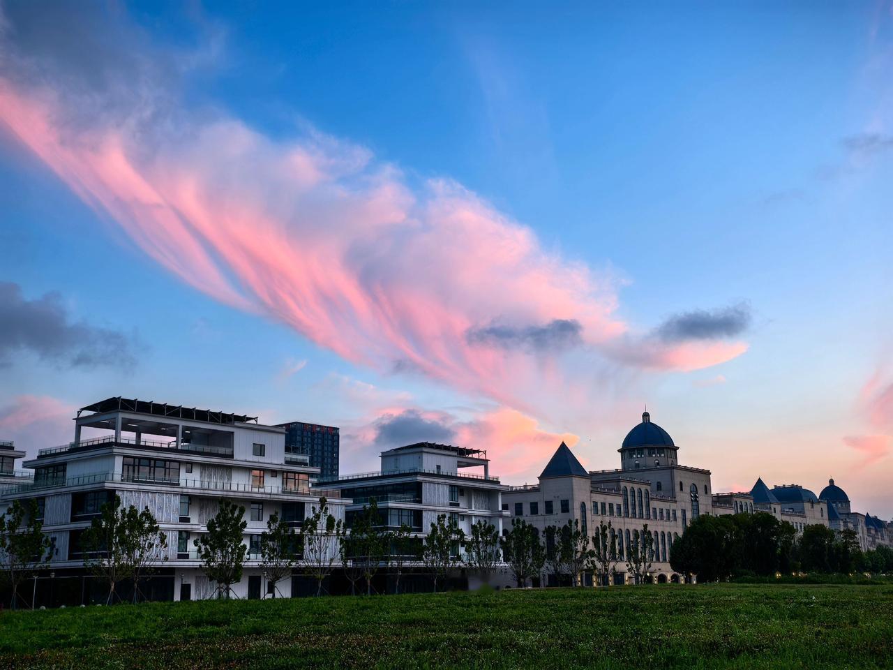 夕阳收藏晚霞就是天空的诗日落天空收藏家黄昏日落的建筑校园晚霞