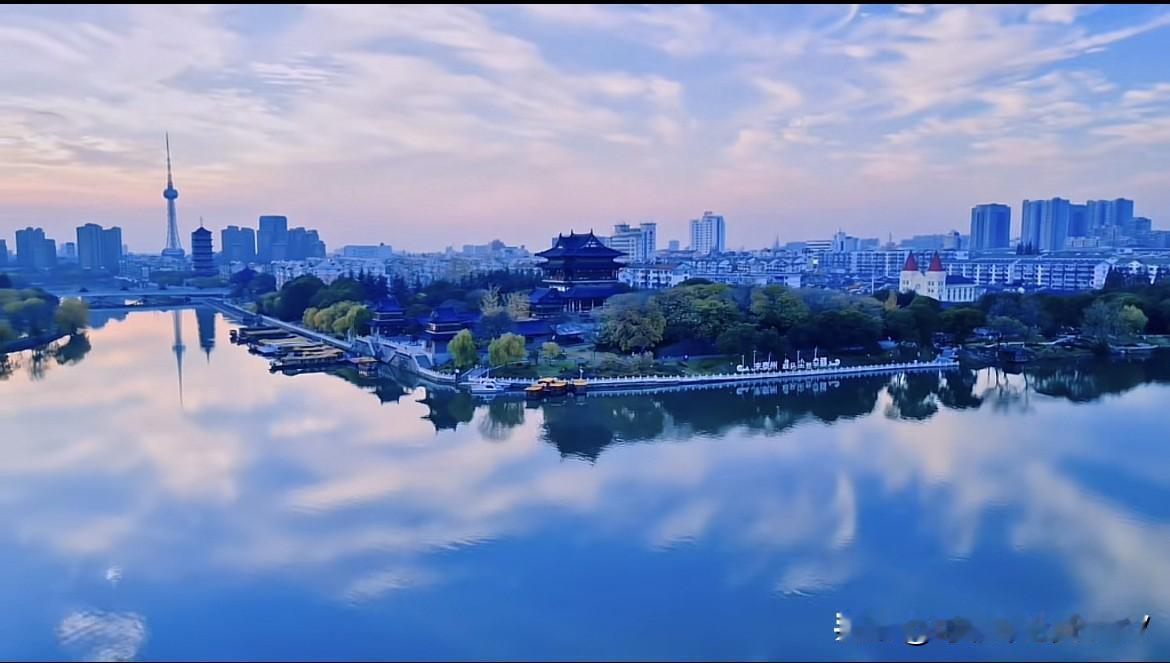 泰州是个很迷人的地方。千年凤城河静静流淌，仿佛诉说着古老的故事。梅园有着独特的