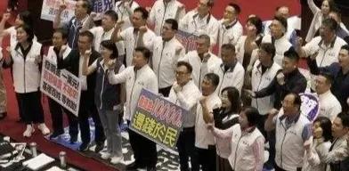 国民党总算打了一个小胜仗，昨天“立院”通过国民党的版本普发一万元，拿掉补贴台电的