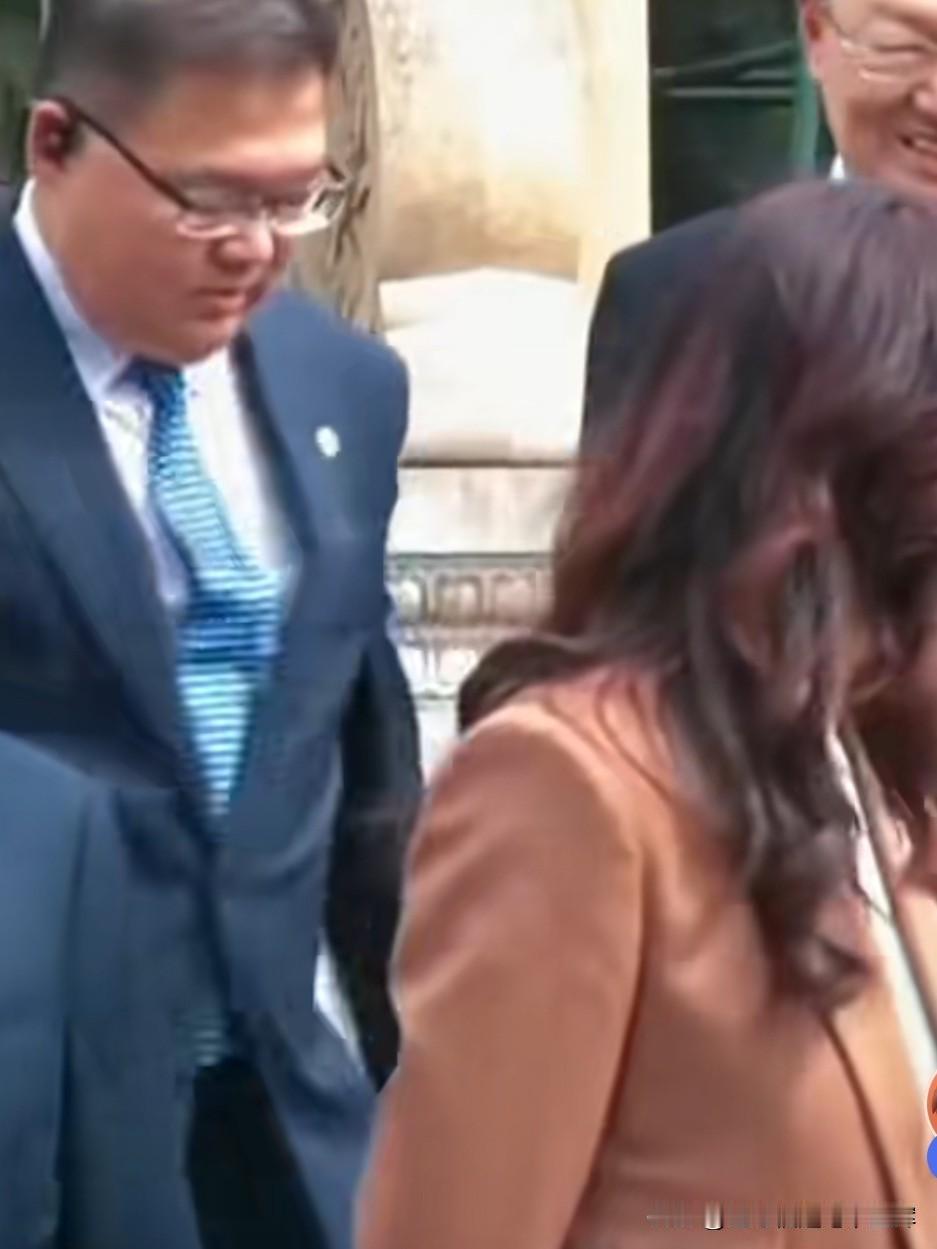李德维是郑丽文在国民党内核心盟友兼特别顾问，二人同龄皆57岁。他面容清秀不显老，