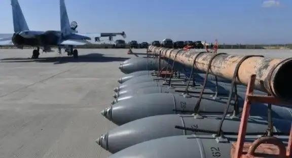 俄罗斯新型UMPB-5滑翔制导炸弹投入实战意义重大。此前，俄空天军虽已有使用