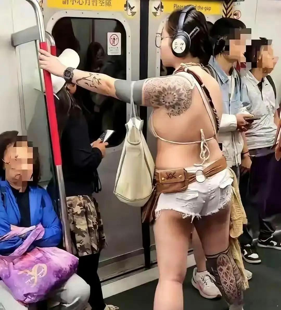 网上看到这张照片，没说是在哪里的地铁上？