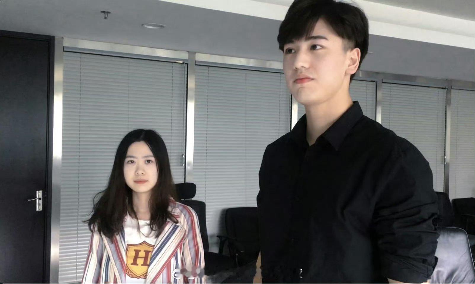 我当年面过张凌赫张凌赫素人时期脸肉嘟嘟的，差点认不出来，只有看眼睛能认出来​​