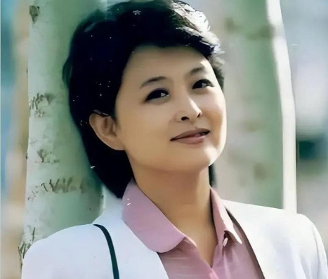 1998年，撒贝宁去央视面试，领导肖晓琳一看到他，转头就走入办公室锁上门，问同事