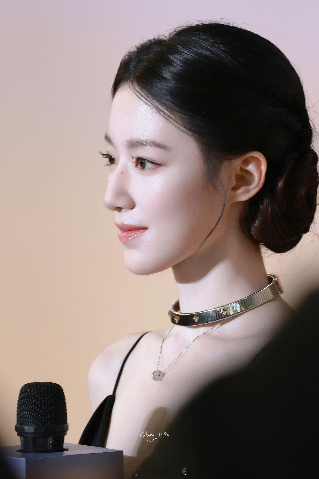 叶舒华黑裙叶舒华黑裙盘发瘦是瘦的，但是有肌肉，手臂线条好好看啊