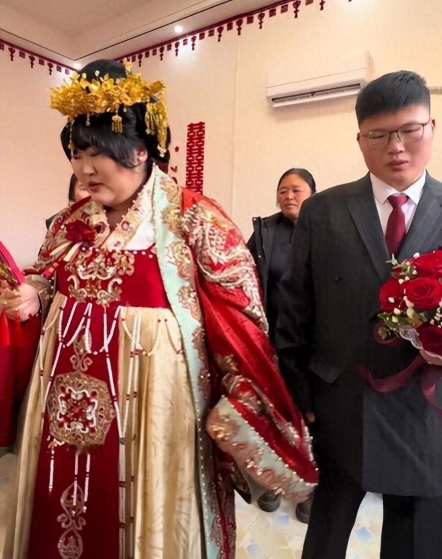 大衣哥女儿朱雪梅结婚才3个月，回家路上夫妻各走各的，像是路人