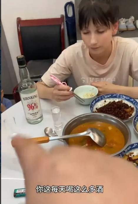 现在不少人想着找个外国媳妇，觉得新鲜又时髦。有个中国小伙就娶了个俄罗斯姑娘，本来