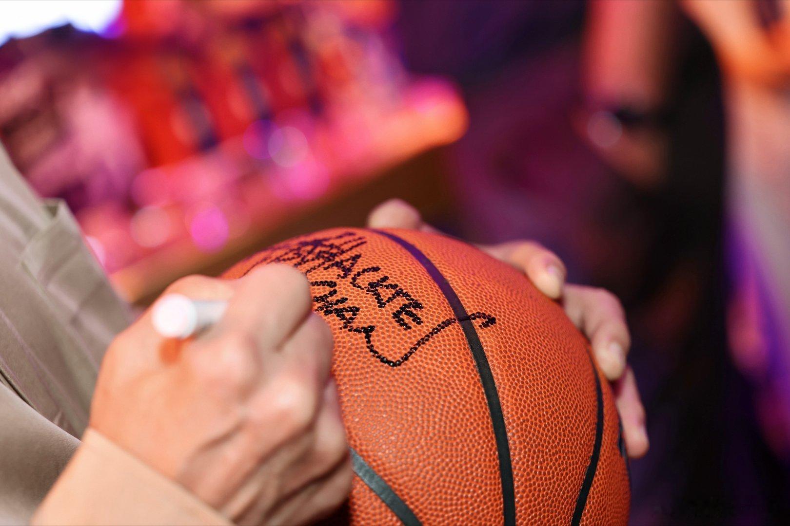 有朋自远方来，共赴热爱。28度高光NBA限定系列在NBA中国赛首发，成龙和马里昂、斯科拉玩得不亦乐乎