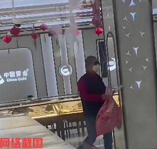 上海浦东的“中国黄金”店一幕闹剧。有男子戴墨镜口罩走进金店，不容分说直接开砸