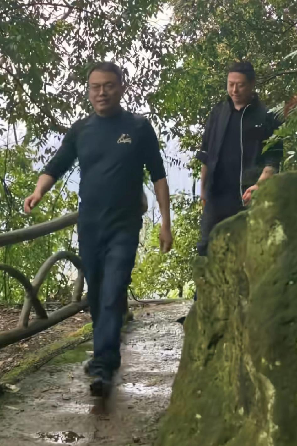 走路千万要小心，荒山野岭的时刻会蹦出一个老板吓人，反了反了，这下员工更像老板了！