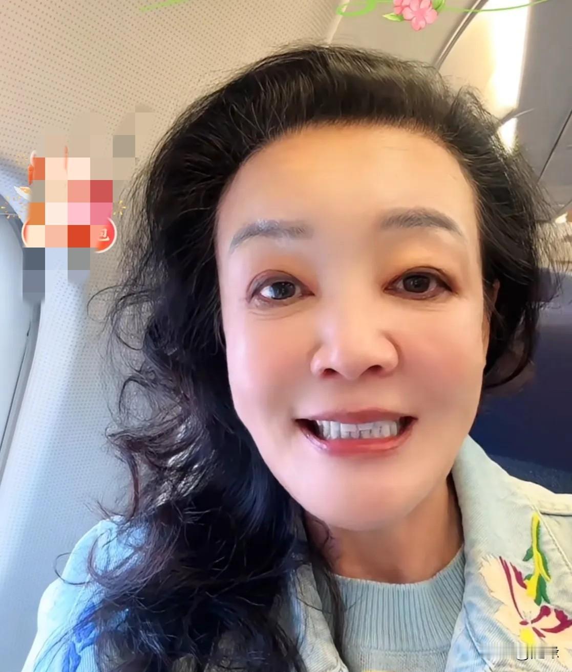 笑不活了！今天一大早，张兰和汪大爷一起飞湾湾。她本来想给汪大爷一个镜头，没想到